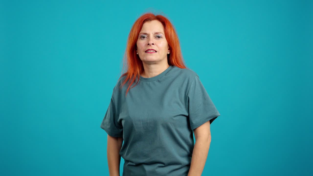 Donna dai capelli rossi che pensa e contempla