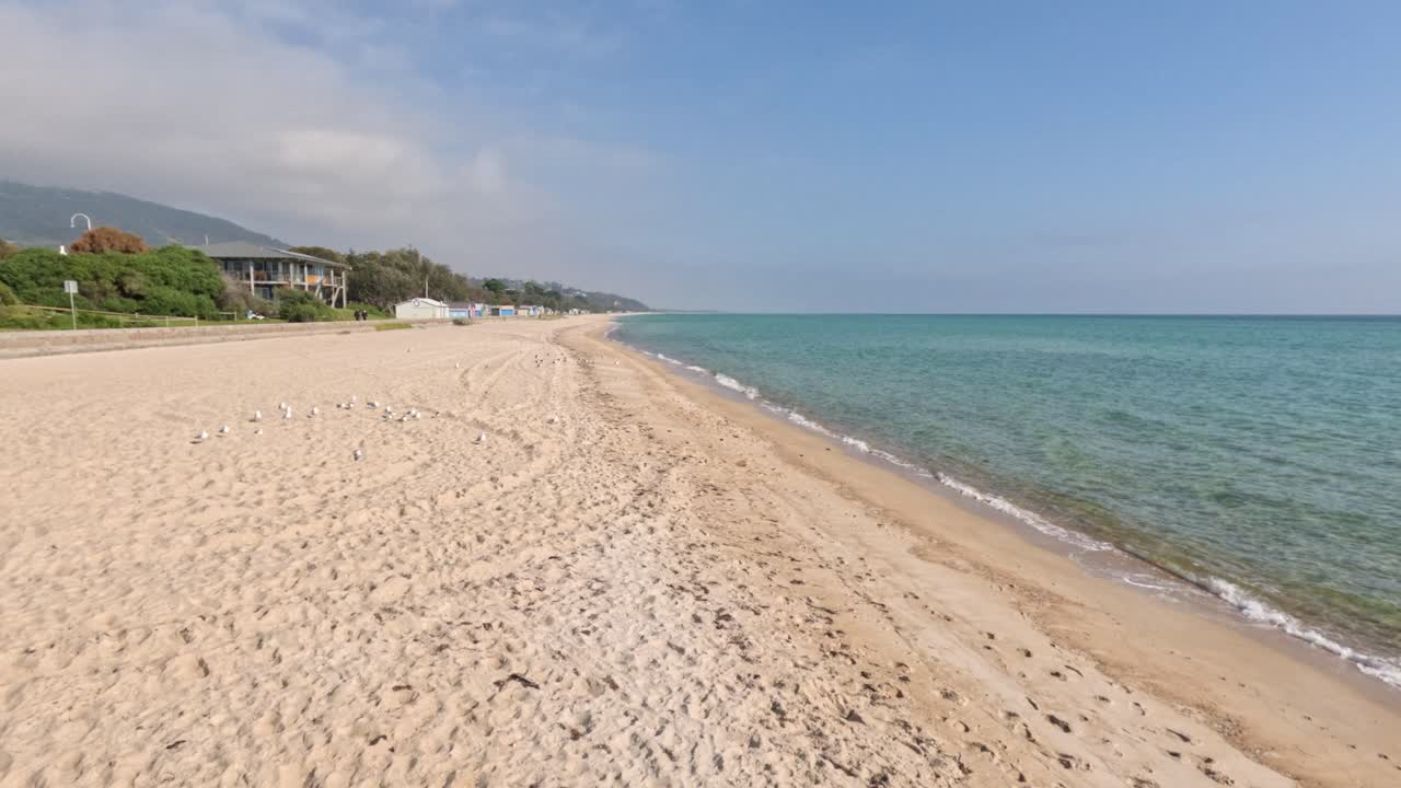 은 파란 물 을 가진 조용 한 해변