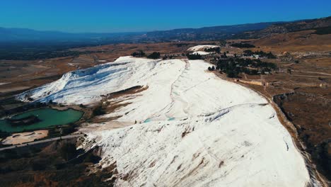 vídeo aéreo 4k de un drone de una atracción turística pamukkale, piscina natural con agua azul, mineral calcáreo de pavo