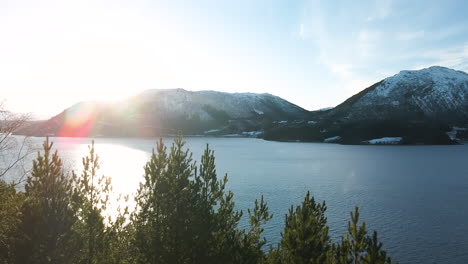 siluetas de montañas de árboles forestales luz solar retroiluminada cerca de molde, noruega