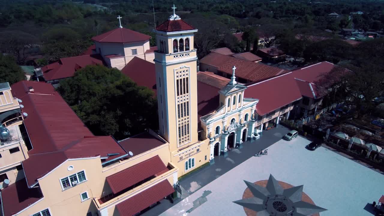 toma aérea de drones de nuestra señora del santísimo rosario de la iglesia de manaoag en pangasinan