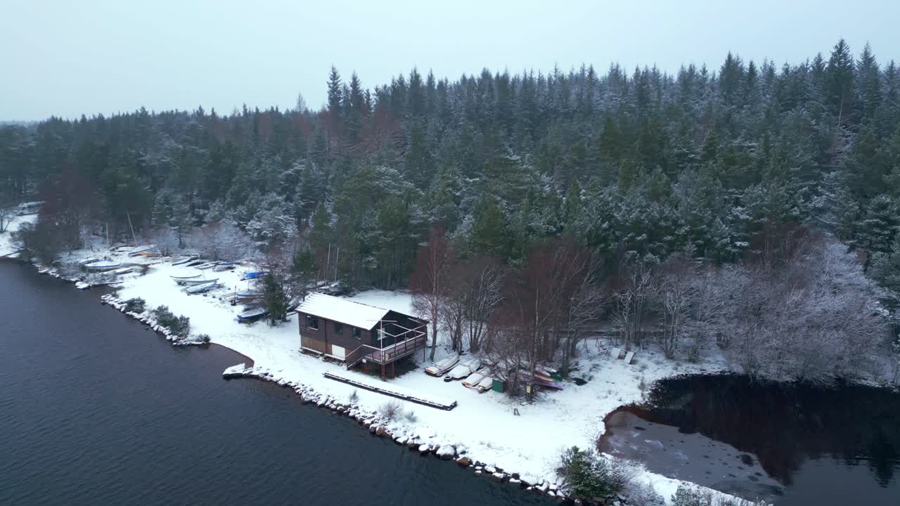 겨울철 보트 계류의 공중 슬라이드 및 팬 영상