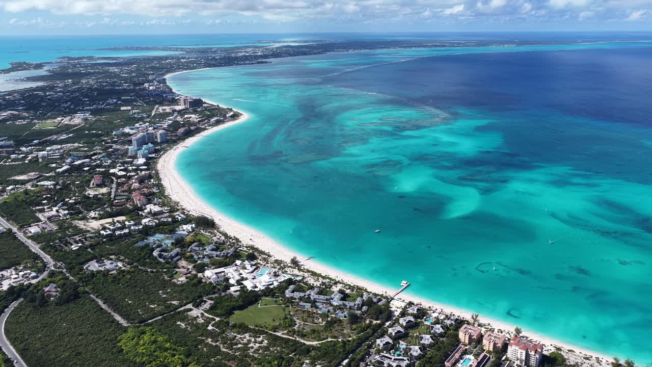 Grace Bay Beach em Providenciales, no território ultramarino das Ilhas Turks e Caicos. Praia caribenha. Paisagem tropical. Impressionantes edifícios altos. Grace Bay Beach nas Ilhas Turks e Caicos