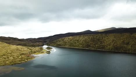 Unglaubliche-Filmische-Drohnenaufnahme-über-Einer-Bergkette-Und-Seen-In-Südamerika