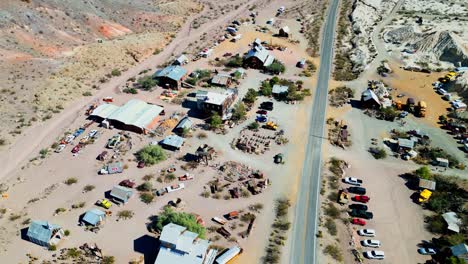 volando sobre la ciudad fantasma de nelson en nevada, ee.uu. - toma aérea de un dron