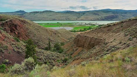 el pulso de kamloops: trípode de lapso de tiempo desde la cabeza del sendero del bucle de mara