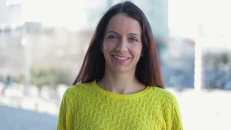 Hermosa-Mujer-Madura-Con-Cabello-Largo-Mirando-A-La-Cámara