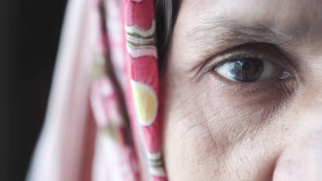 detalle de la fotografía del ojo de una mujer asiática anciana
