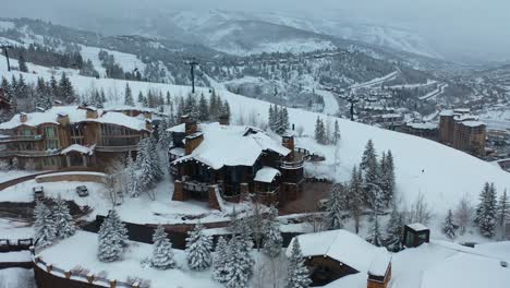 Luftaufnahme-Des-Grand-Alpine-Resorts-Im-Deer-Valley:-Erleben-Sie-Die-Schönheit-Einer-Winterlandschaft-In-Den-Bergen-Utahs