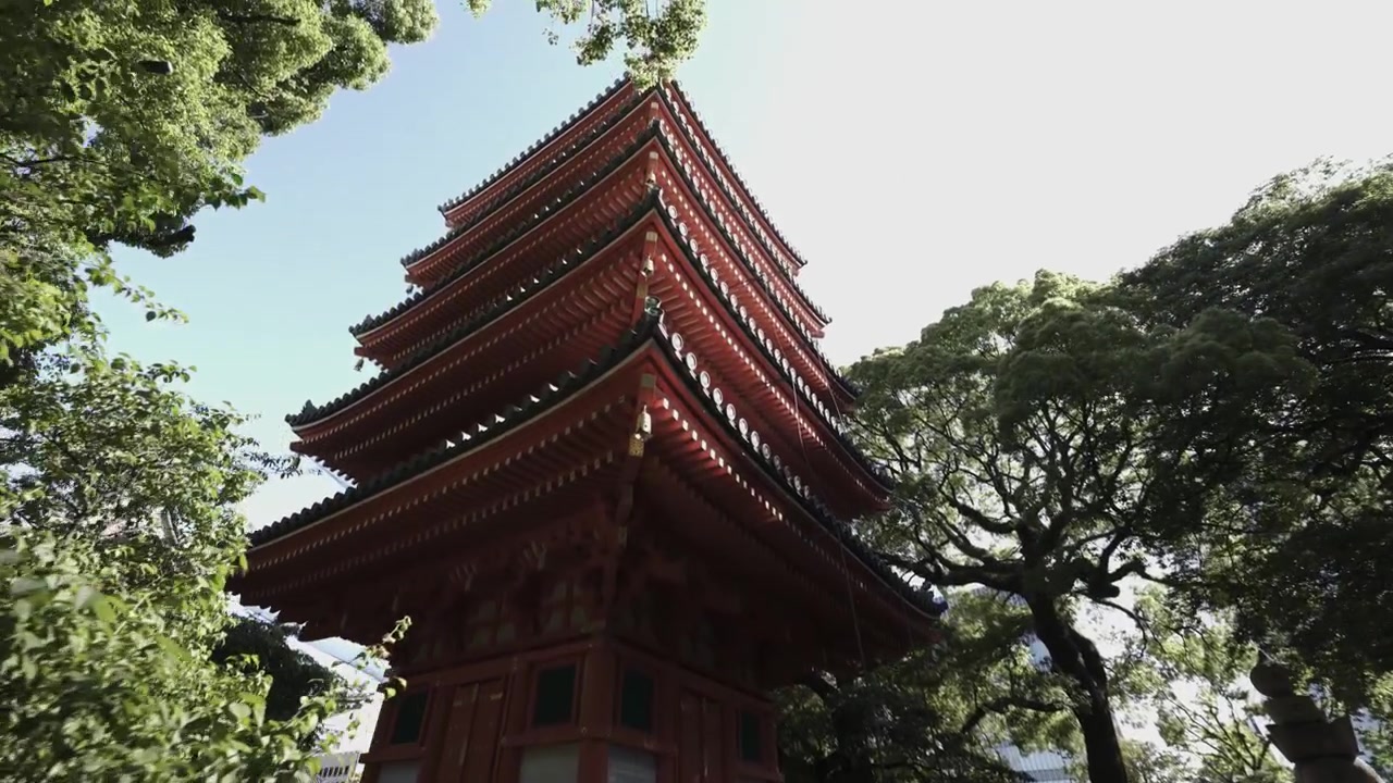 Tochoji-templet, bevægelse mod pagoden, kameraet vipper op.