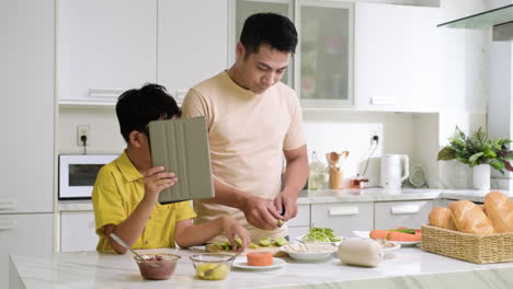 Hombre-Asiático-Y-Niño-En-La-Cocina