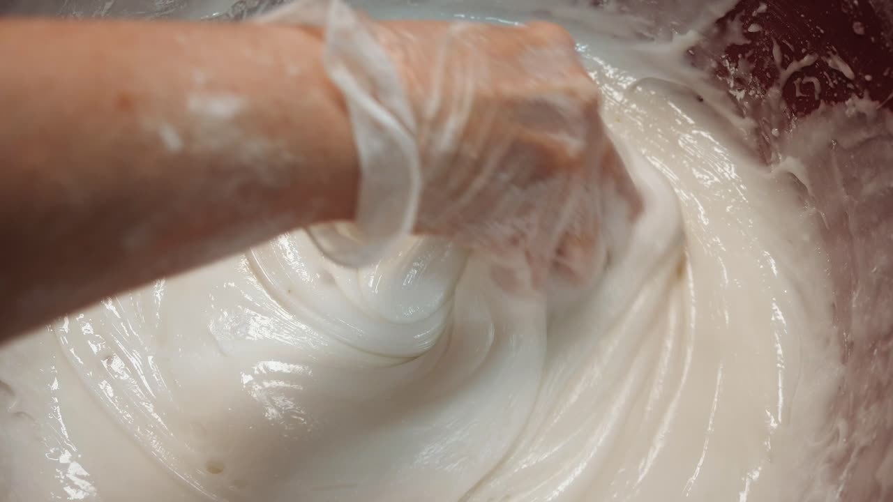 적적한  디저트를 준비하는 것