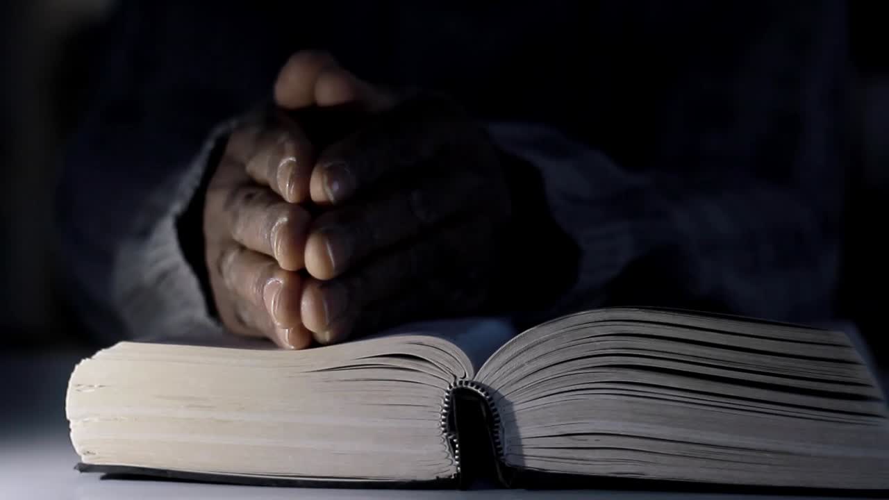 Modlící se k Bohu s Biblí, věrné uctívání s lidmi, archivní záběry, stock video