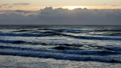 Die-Dämmerung-Senkt-Sich-über-Die-Tosenden-Wellen-Des-Ozeans,-Der-Wolkenverhangene-Himmel-über-Dem-Dämmernden-Meer