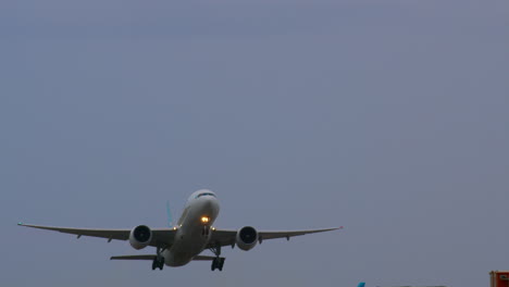 aterrizaje y despegue del avión boeing 777