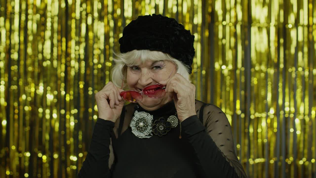 노인 스타일리시 할머니. 황금색 배경에 포즈를 취하는 백인 여성