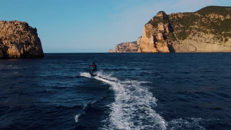 Disparo-De-Drone-Siguiendo-A-Un-Jinete-Avanzado-En-Una-Tabla-De-Surf-Eléctrica