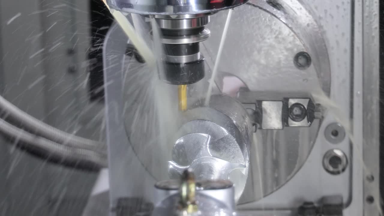 금속 가공 cnc 밀링 기계. 금속 절단 현대 가공 기술.