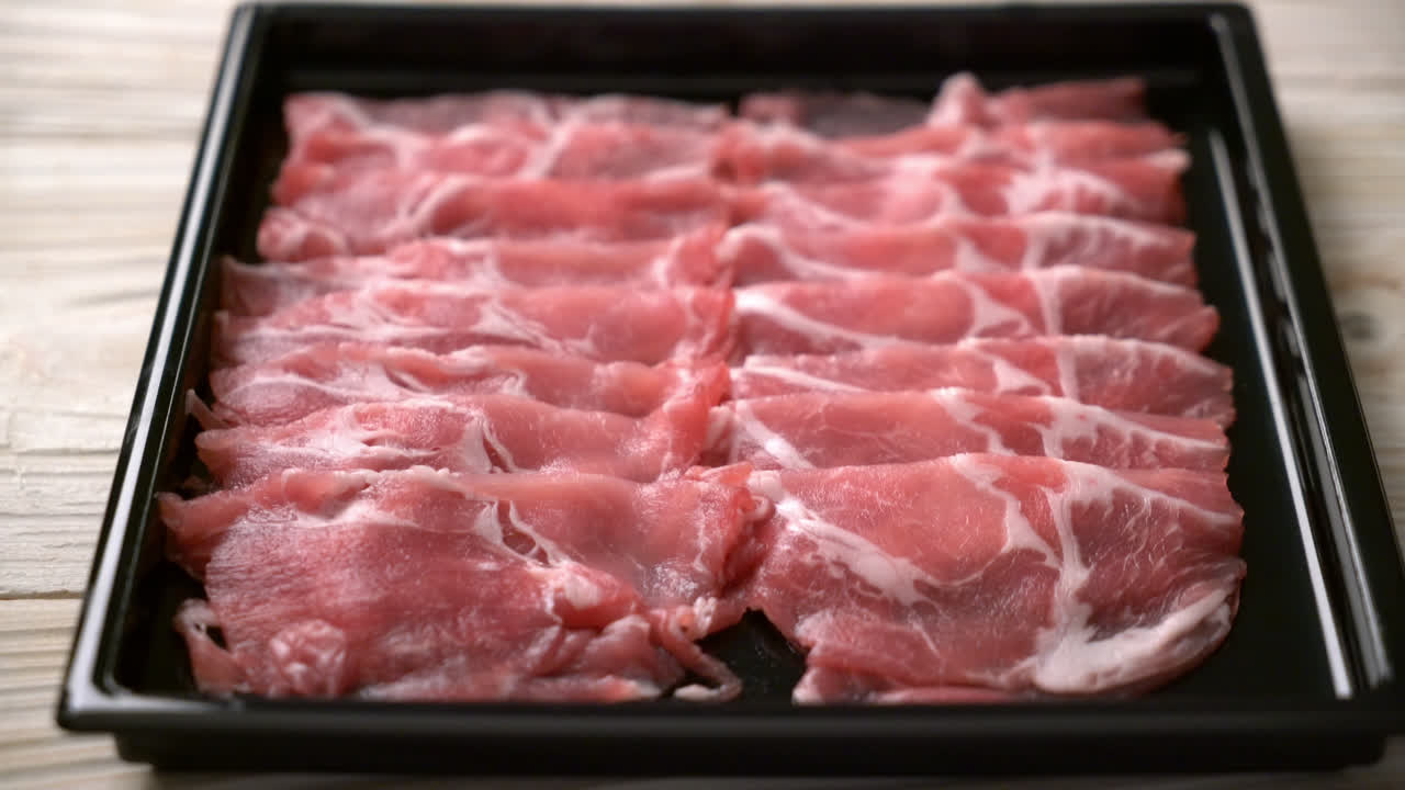свежая нарезанная свинина в сыром виде