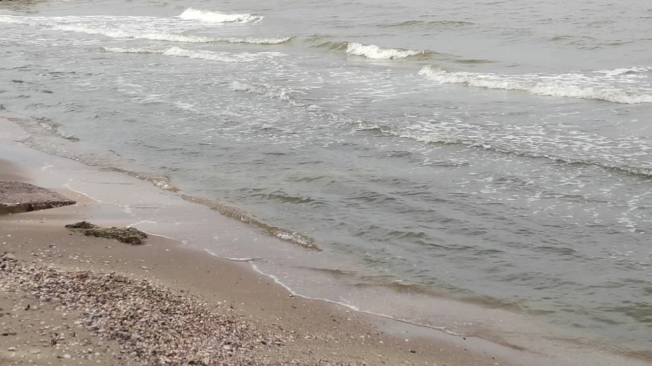 близкий снимок волн вдоль береговой линии пляжа лангсен в таиланде