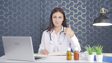 el médico muestra que la mujer tiene tos correcta.