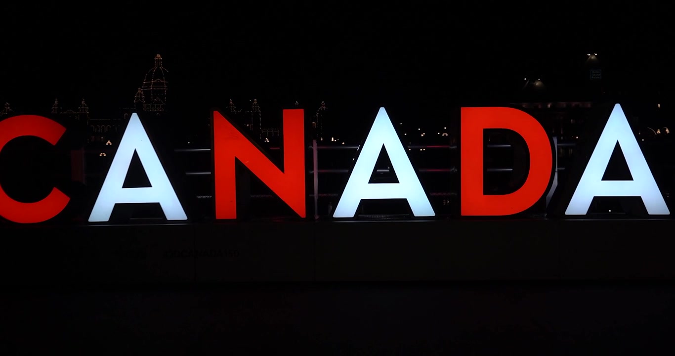 Primo piano dell'insegna Canada illuminata rossa e bianca a Victoria, Canada.