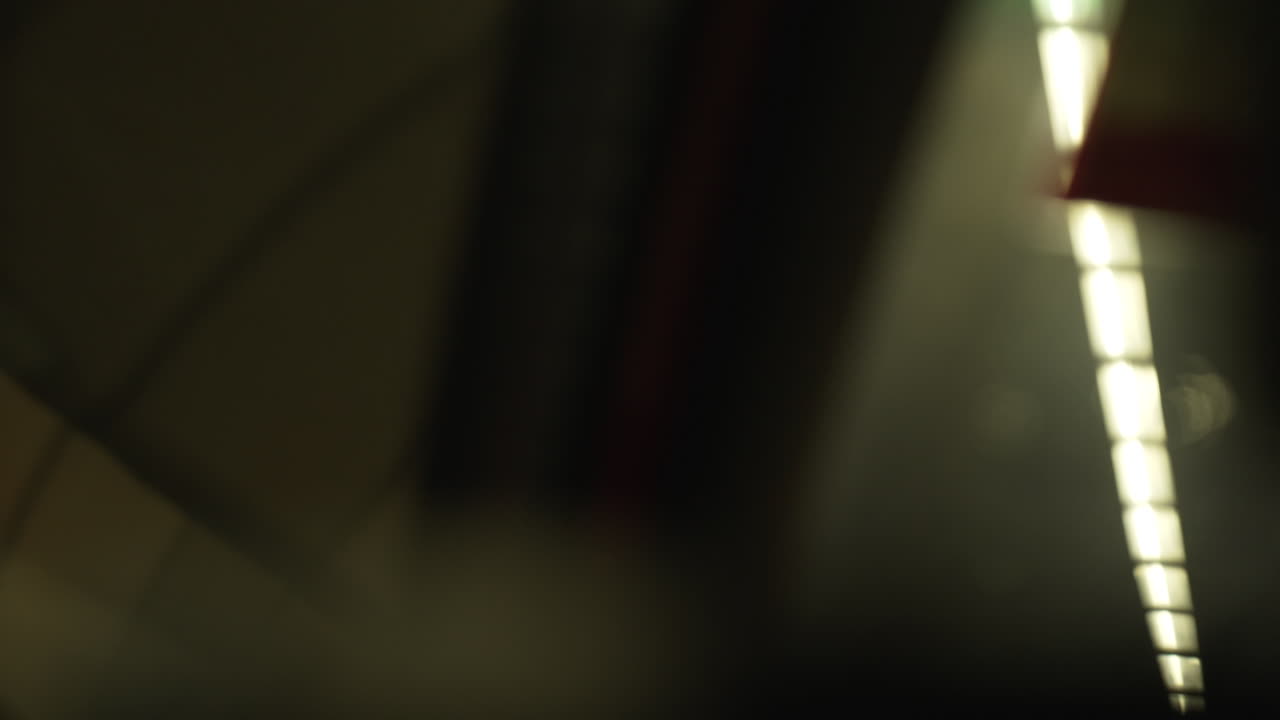 conducir durante la noche por el reflejo de la ciudad desde la ventana