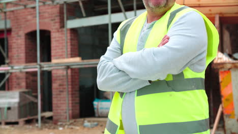 retrato de un trabajador de la construcción en el sitio de construcción