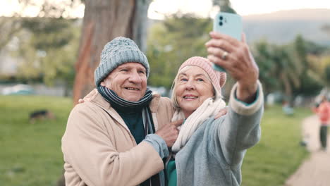 Parque,-Selfie-Y-Pareja-Mayor-Con-Una-Sonrisa-Al-Aire-Libre