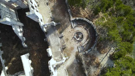 ruinas de edificios de castillos místicos destruidos, vista aérea superior