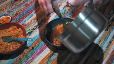 cocinar pasta con una estufa de gas portátil en una cabaña en la naturaleza, al aire libre, acampar
