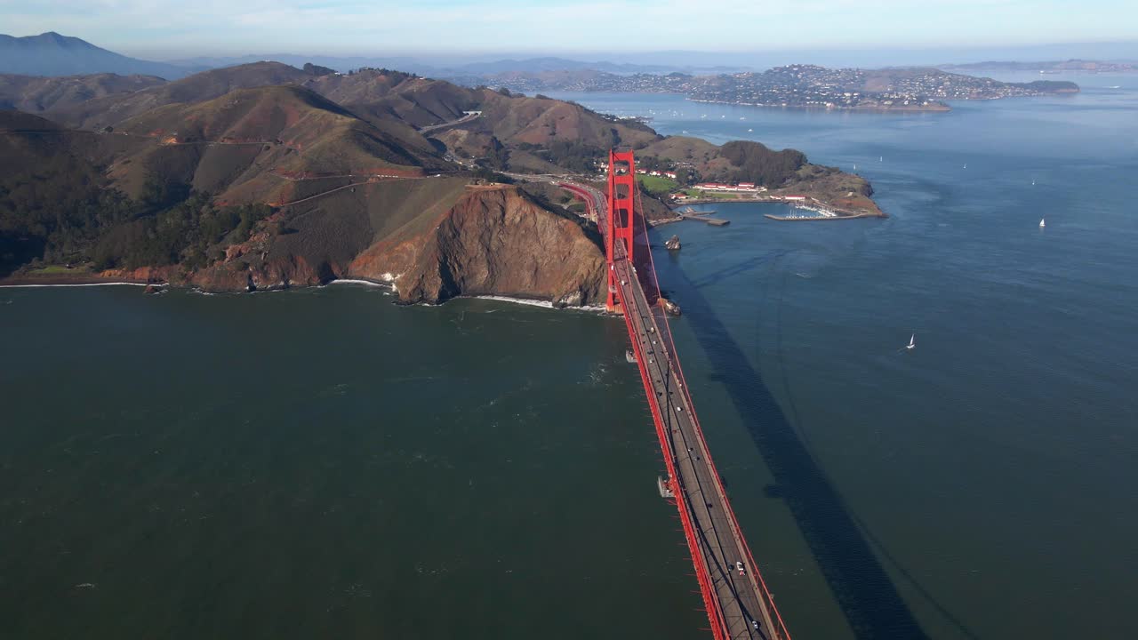 vista aérea con vistas al puente golden gate, en el soleado san francisco, ee.uu. - reversa, disparo de drones