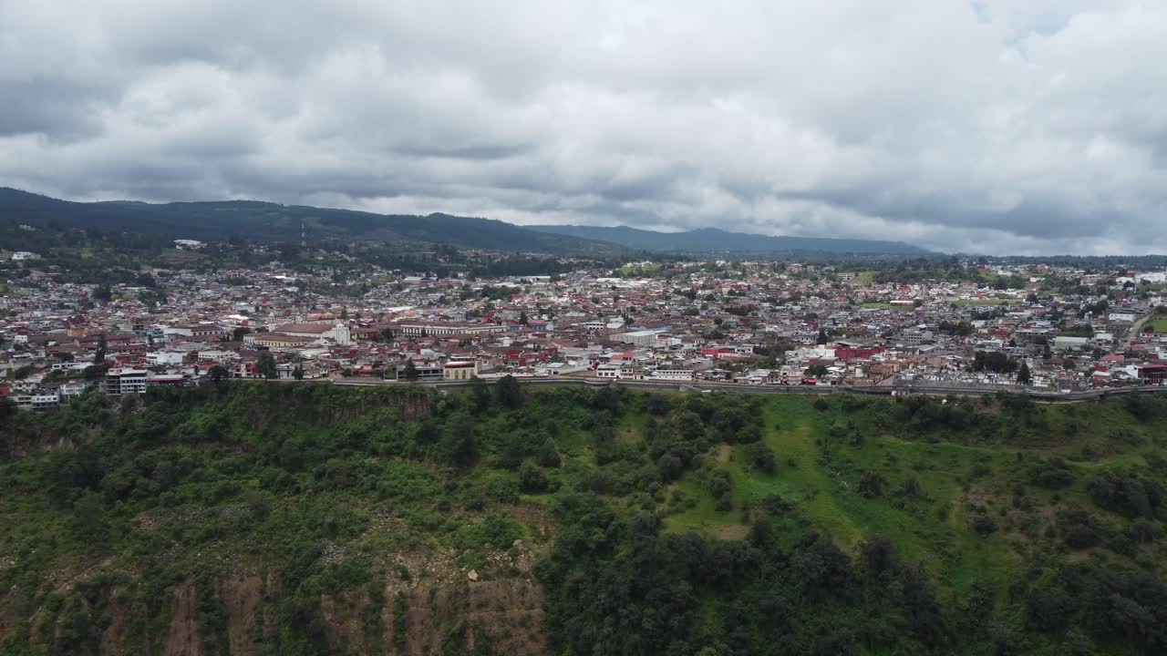 Veduta aerea panoramica della storica città di Zacatlan sotto un cielo nuvoloso, Puebla, Messico