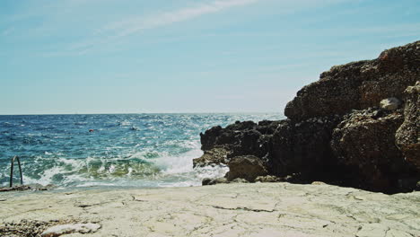 Waves-coming-in-to-the-beach-in-slow-motion