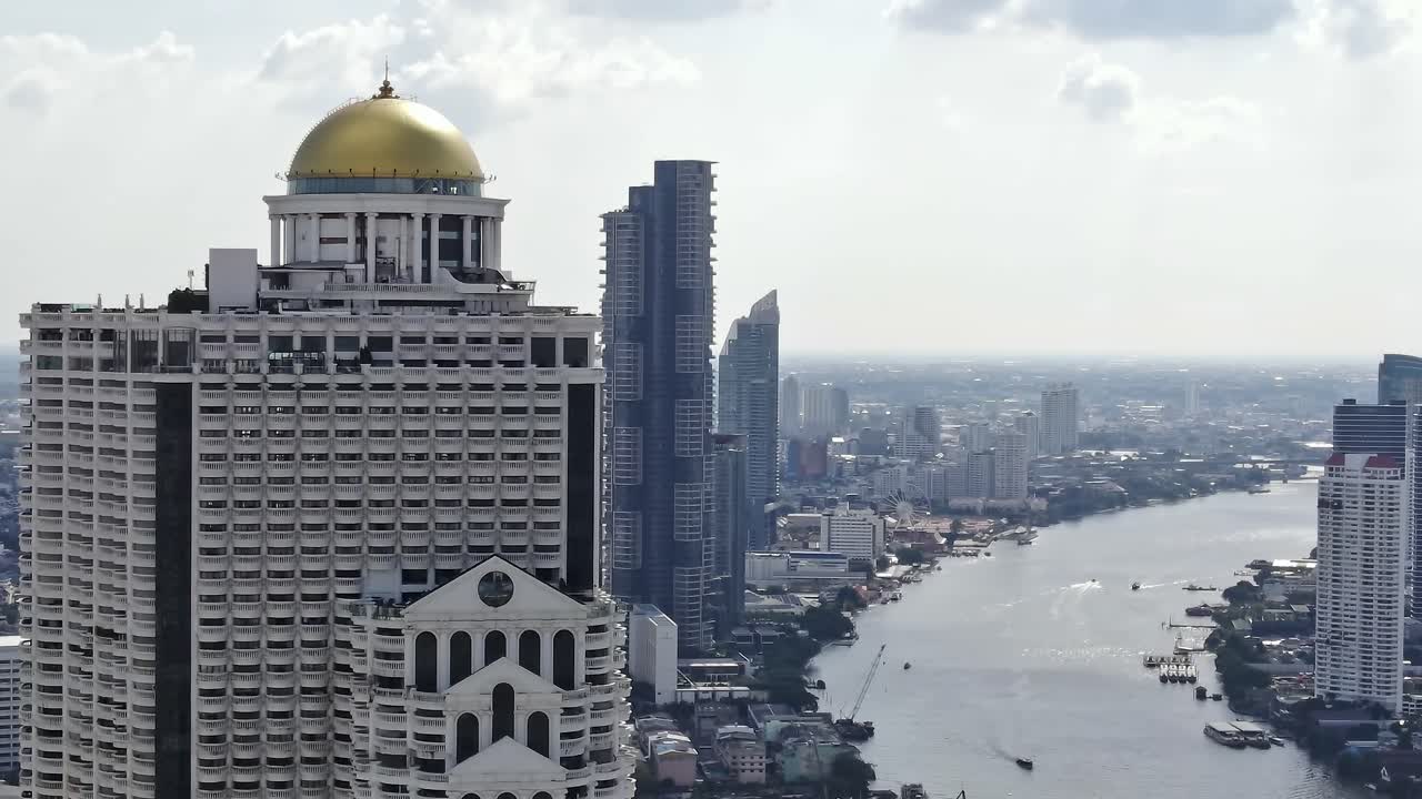 O horizonte de Bangkok mostra edifícios e rios sob um céu nublado