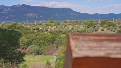 toma de diapositivas de un banco de madera que revela la montaña parnitha, rack de enfoque de 60 fps