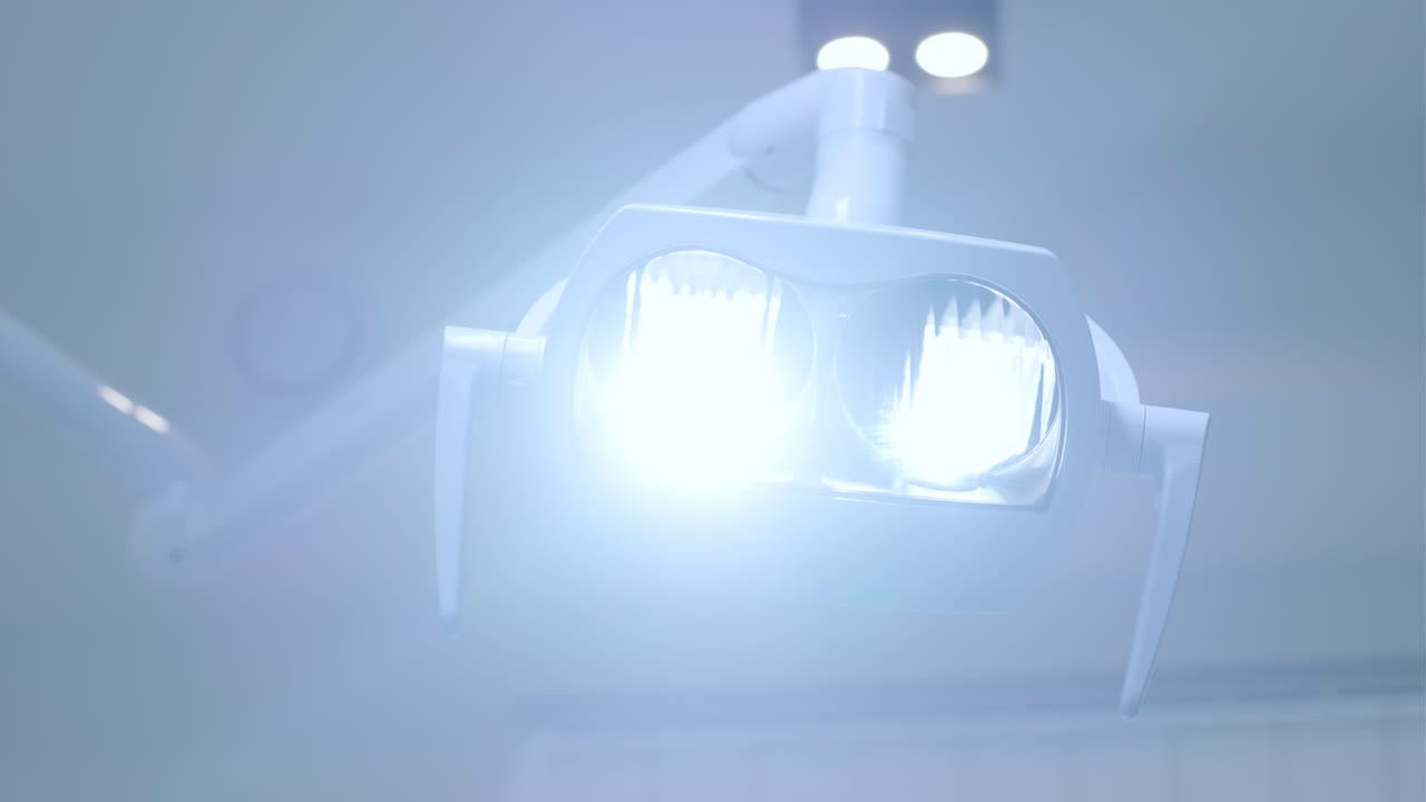 치과 클리닉 내부의 램프를 켜 색 배경에 건강 관리 및 의약품.