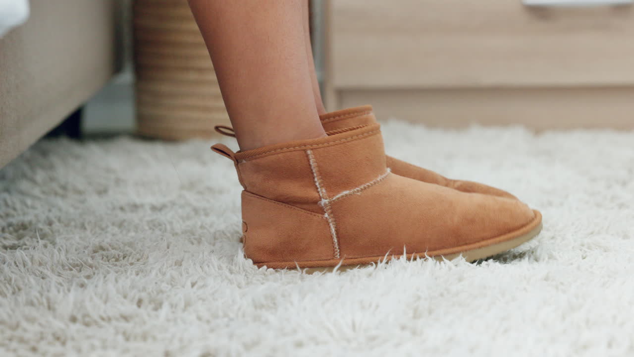 mujer, zapatos y caminando sobre la alfombra en el dormitorio