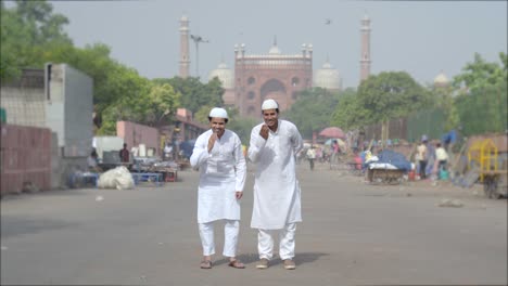 Zwei-Muslimische-Adab-In-Der-Jama-Masjid-Moschee-In-Delhi