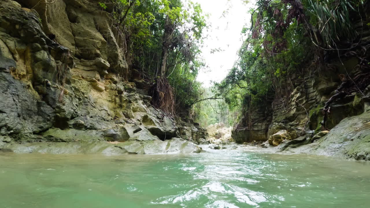 fresh river inn es una garganta natural oculta en palawan, filipinas - cámara lenta de mano