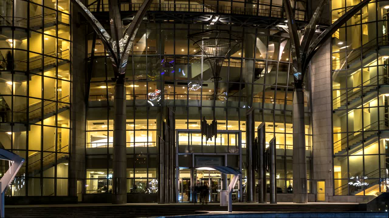 콘서트 후 현대 콘서트 홀의 로비에 있는 사람들의 실루