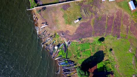 vista de arriba de los barcos de pesca ilegales confiscados por la policía en las orillas del lago victoria, uganda