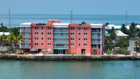 Vista-De-Parallax-Frente-Al-Mar-De-La-Llave-Del-Caballero-En-Los-Cayos-De-Florida-Con-El-Puente-De-Siete-Millas-Como-Telón-De-Fondo