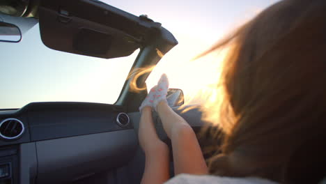 pasajera femenina relajándose en un coche descapotable filmado en r3d