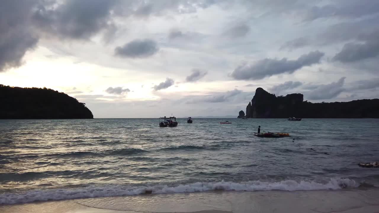 Tramonto con l'alta marea sull'isola di Phi Phi