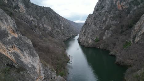 Wassersportblick-Auf-Den-Fluss,-Canyon-Matka-In-Nordmazedonien,-Schöne-Aussicht-Mit-Felsen,-See,-Bäumen-Und-Buntem-Hintergrund