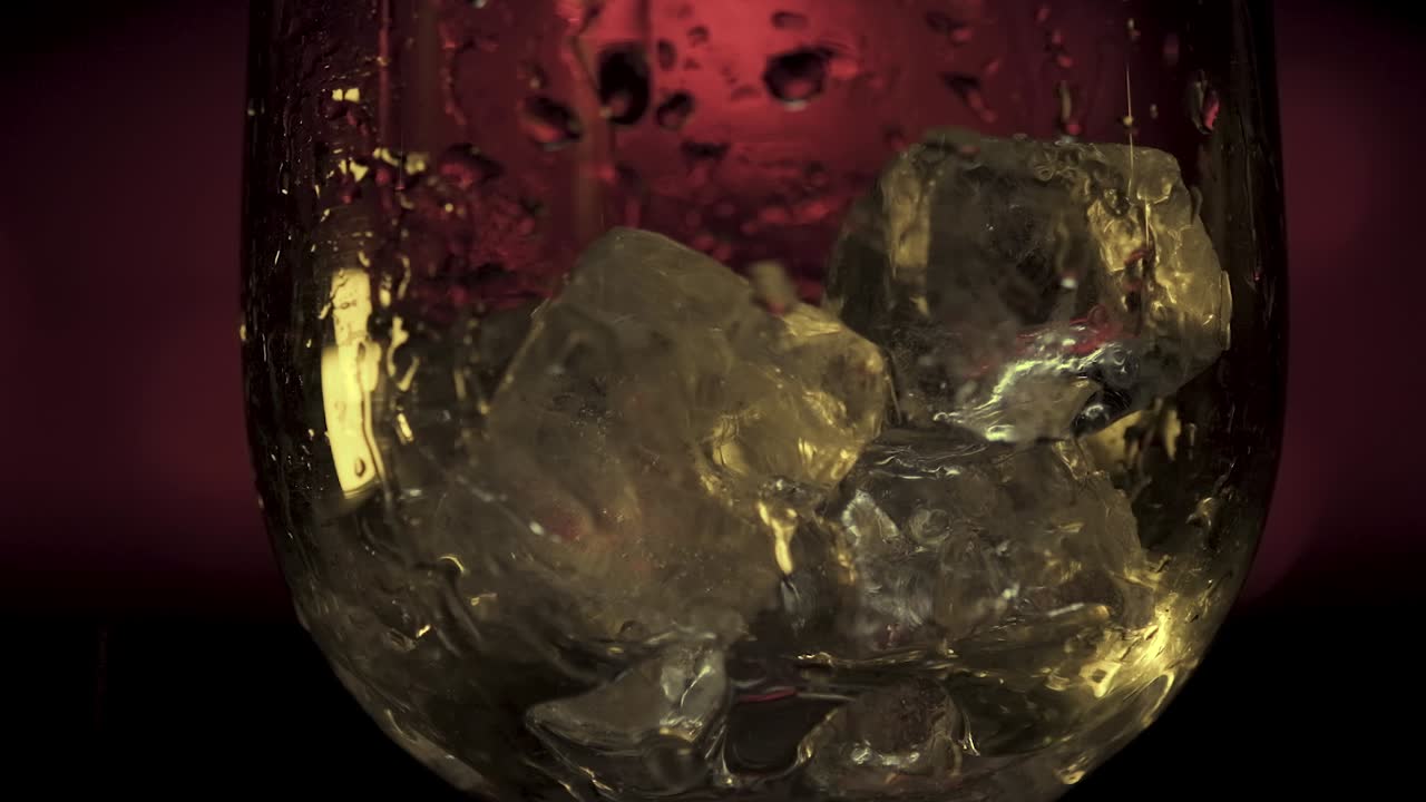 cubos de hielo en un vaso