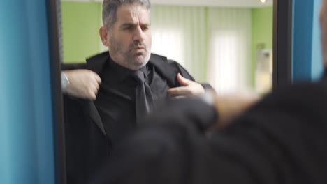 de volwassen man in een pak verlaat het huis in een haast en paniek.
