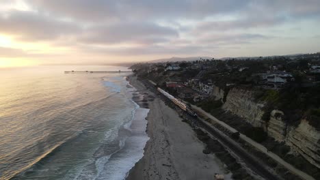 El-Tren-Amtrak-Se-Dirige-Hacia-El-Sur-A-Lo-Largo-De-La-Pintoresca-Costa-De-San-Clemente,-California,-Durante-El-Día.