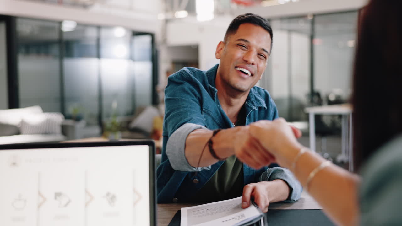 reunión, entrevista y apretón de manos con un empresario